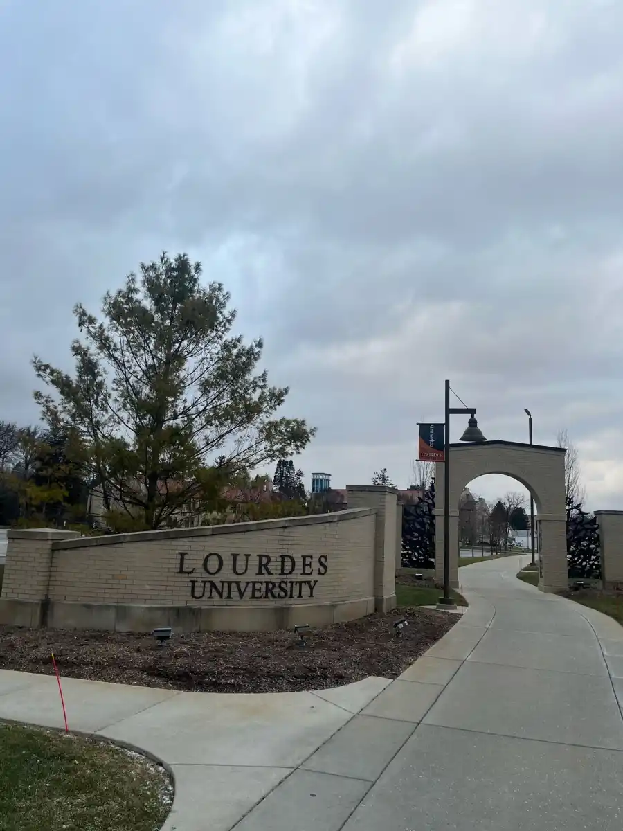 FACHADA. Así es el ingreso a la Universidad de Lourdes.