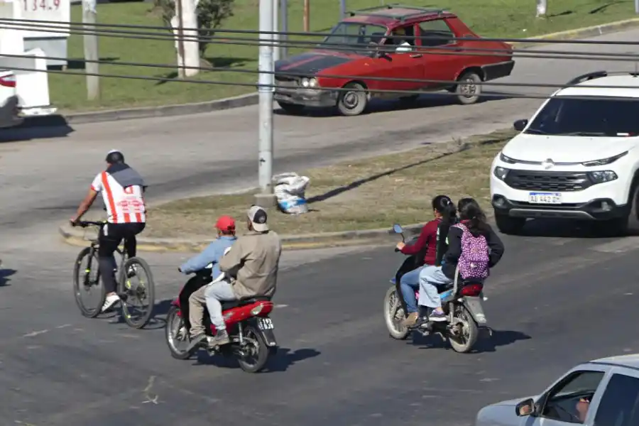 BICIS Y MOTOS. Una postal clásica en las calles de Tucumán.