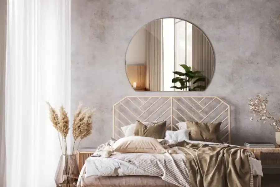 Un espejo cerca de la cama no es buena idea.