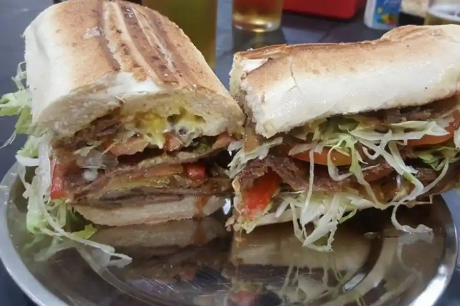 El verdadero sandwich de milanesa tucumano jamás se serviría frío. Mucho menos envuelto en papel film.