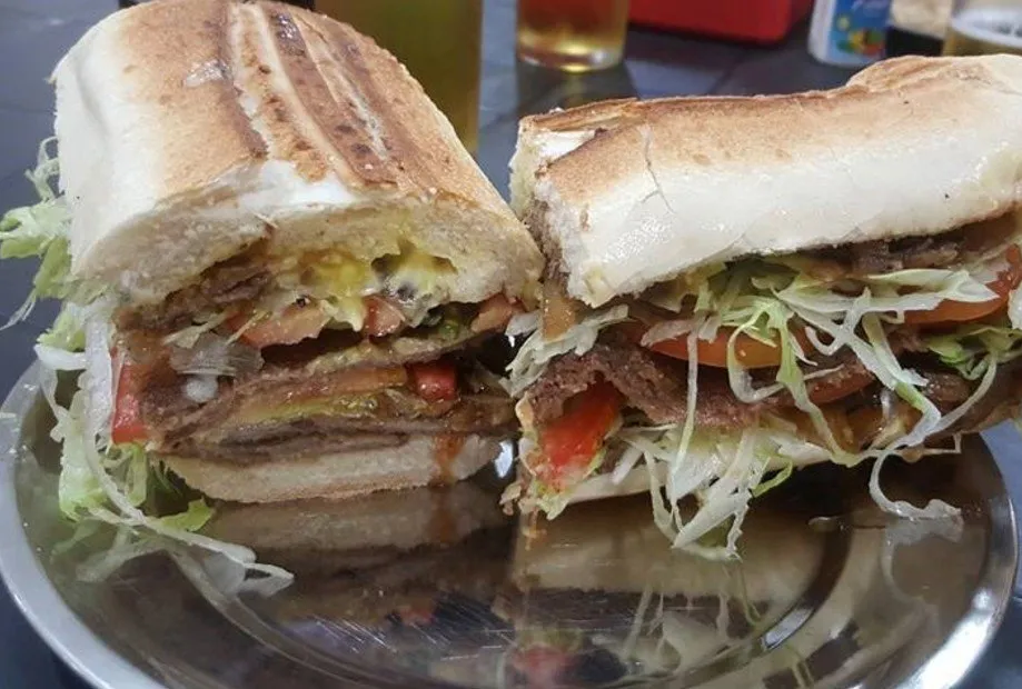 El verdadero sandwich de milanesa tucumano jamás se serviría frío. Mucho menos envuelto en papel film.