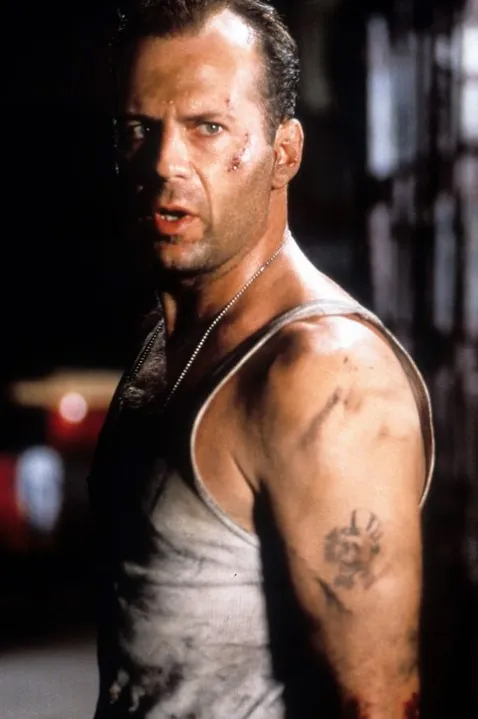 ICÓNICO. Bruce Willis y una escena de “Duro de Matar”