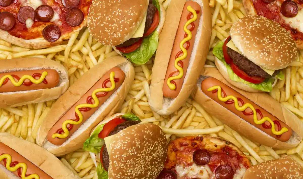 Las salchichas y carnes rojas pueden aumentar el riesgo.