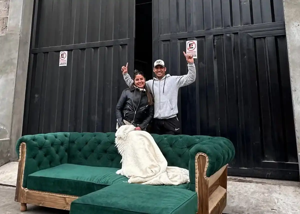 EN LA FÁBRICA DE MUEBLES. Lu y Horacio hoy tienen una fábrica al lado del showroom. / INSTAGRAM @amueblarte_ventasonline