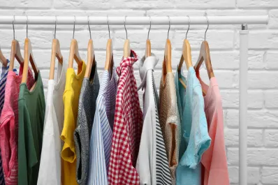 El truco para eliminar las arrugas de la ropa sin calor ni plancha