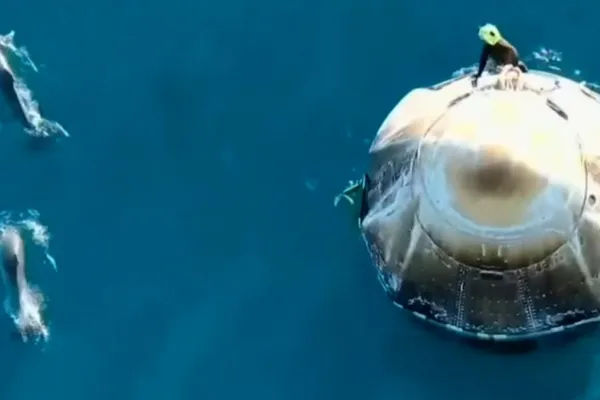 Una cálida bienvenida: un grupo de delfines celebró la llegada de los astronautas varados en el espacio