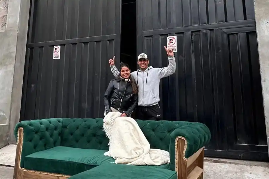 EN LA FÁBRICA DE MUEBLES. Lu y Horacio hoy tienen una fábrica al lado del showroom. / INSTAGRAM @amueblarte_ventasonline