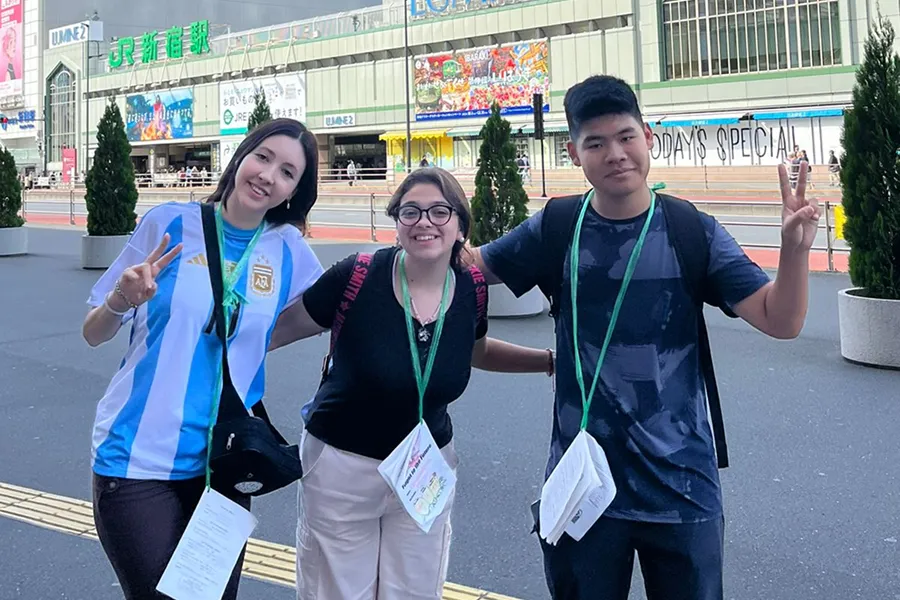 POSANDO EN TOKIO. Valentina, Magdalena y Arashi, otros dos chicos argentinos que ganaron una beca de intercambio. / AFS