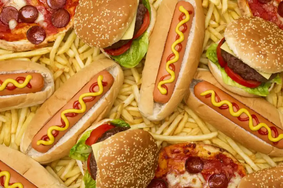 Las salchichas y carnes rojas pueden aumentar el riesgo.