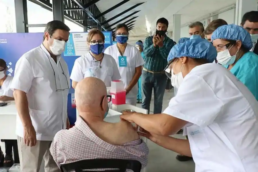 TRABAJO EN EQUIPO. Chahla destaca que sólo de esa forma fueron capaces de enfrentar a la pandemia.