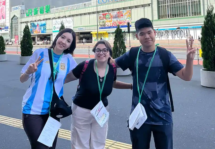 POSANDO EN TOKIO. Valentina, Magdalena y Arashi, otros dos chicos argentinos que ganaron una beca de intercambio. / AFS
