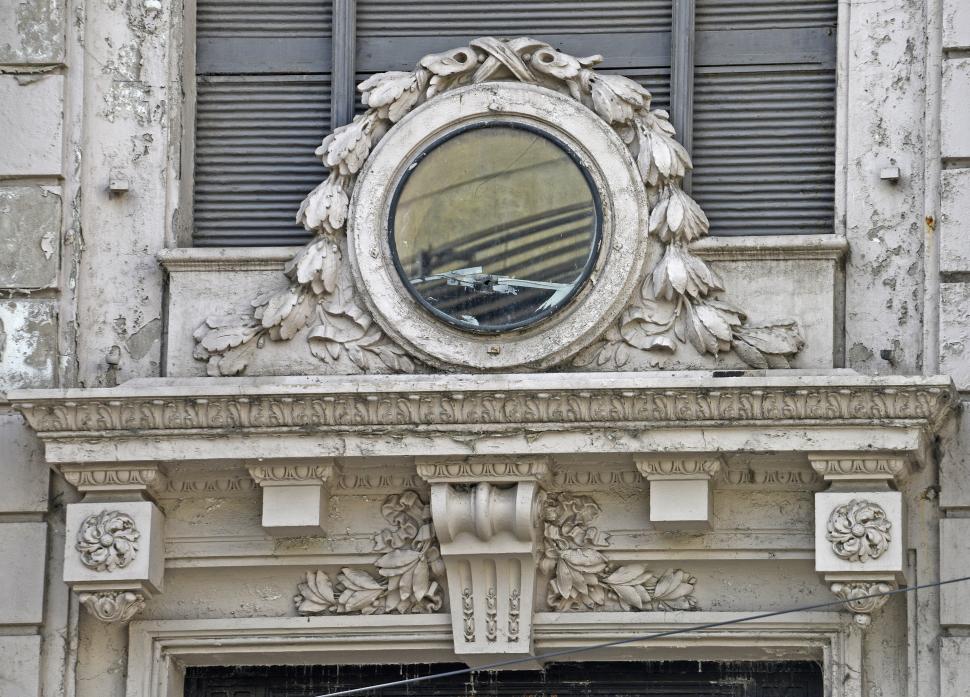 MOTIVO. El vallado se debe a que se dieron desprendimientos en la fachada del edificio. la gaceta / foto de franco vera