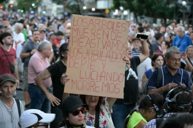 Jubilaciones: el valor real del bono cayó 36% en un año debido al congelamiento