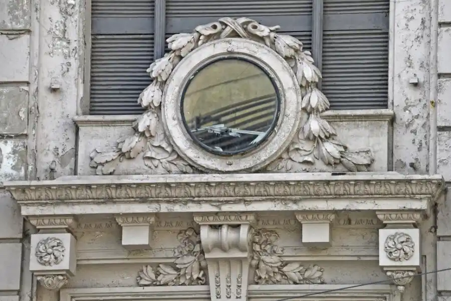 MOTIVO. El vallado se debe a que se dieron desprendimientos en la fachada del edificio. la gaceta / foto de franco vera