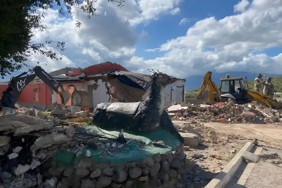 DEMORA. La obra en la confitería se extenderá durante dos días más.