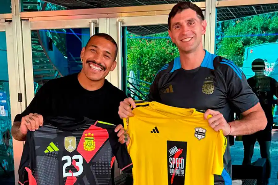 “Dibu” Martínez le regaló su camiseta a un ex arquero de San Martín de Tucumán: “Crack”