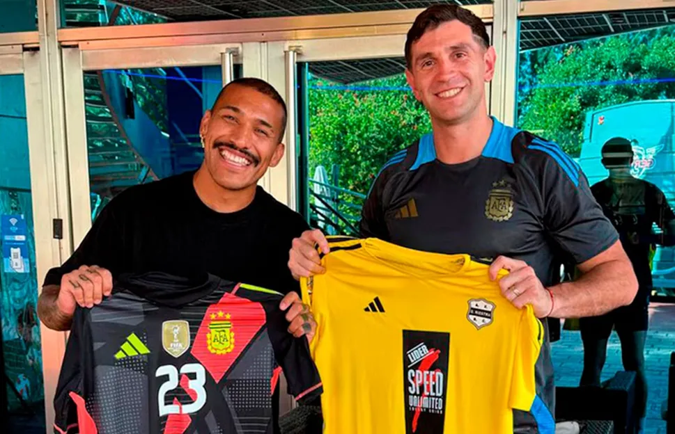 “Dibu” Martínez le regaló su camiseta a un ex arquero de San Martín de Tucumán: “Crack”