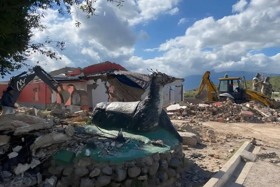 DEMORA. La obra en la confitería se extenderá durante dos días más.