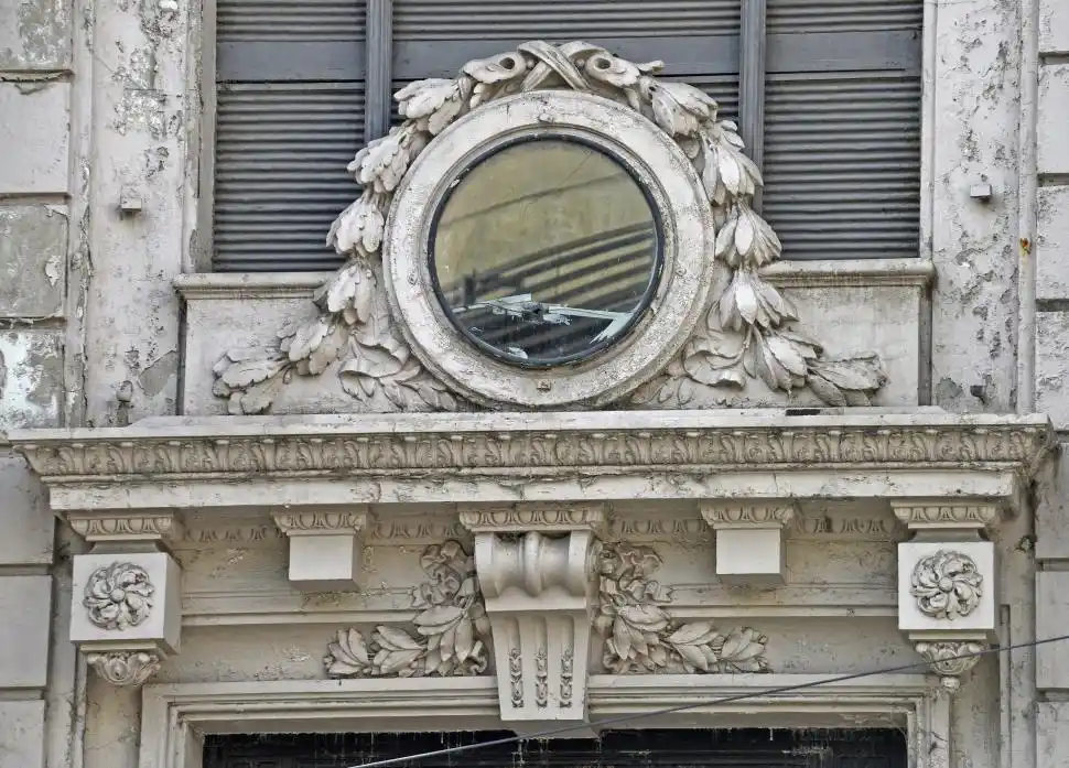 MOTIVO. El vallado se debe a que se dieron desprendimientos en la fachada del edificio. la gaceta / foto de franco vera