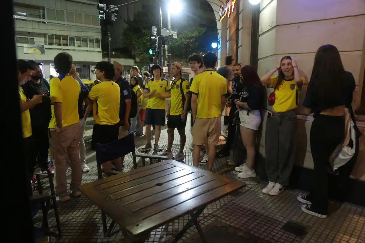 Las calles de Buenos Aires se tiñeron de celeste y blanco para ver a la Selección frente a Uruguay