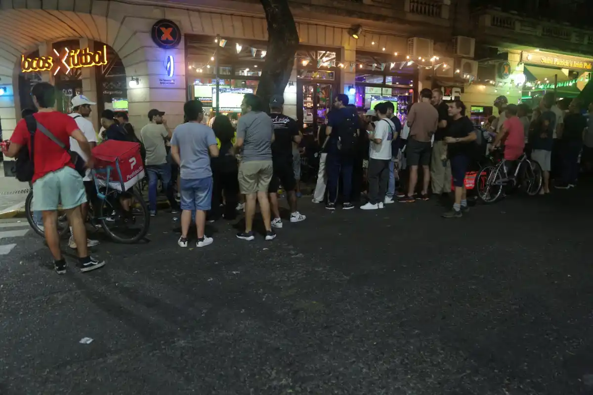 Las calles de Buenos Aires se tiñeron de celeste y blanco para ver a la Selección frente a Uruguay
