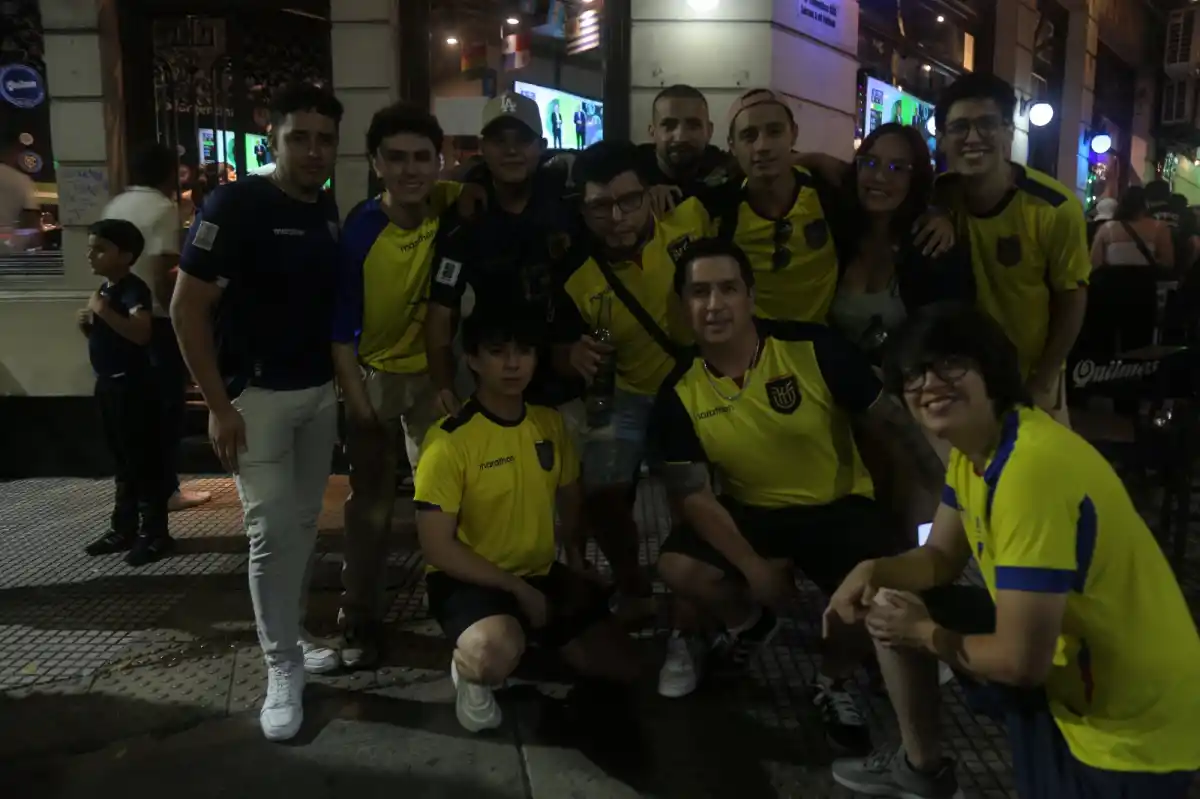 FELICES. Los hinchas ecuatorianos festejaron el triunfo frente a Venezuela.
