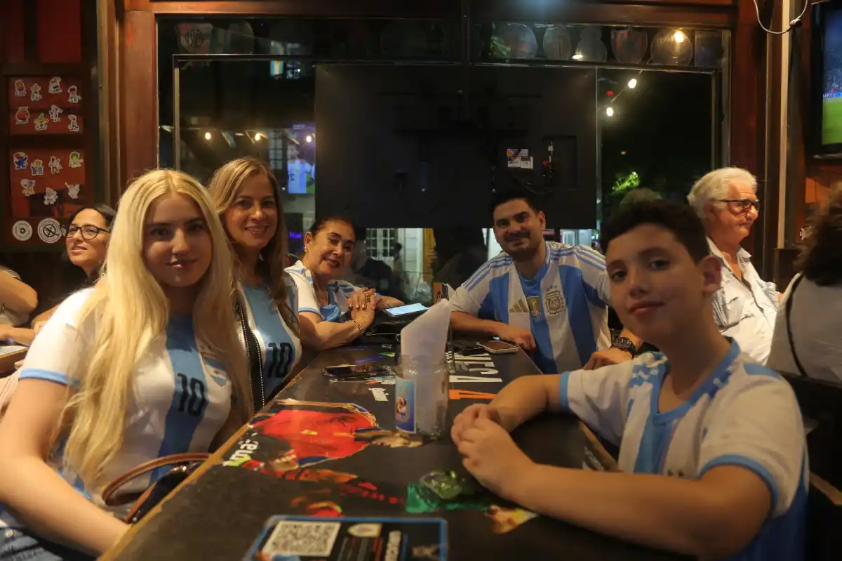 RECIÉN LLEGADOS. La familia Neuman llegó ayer a Buenos Aires para pasar sus vacaciones.