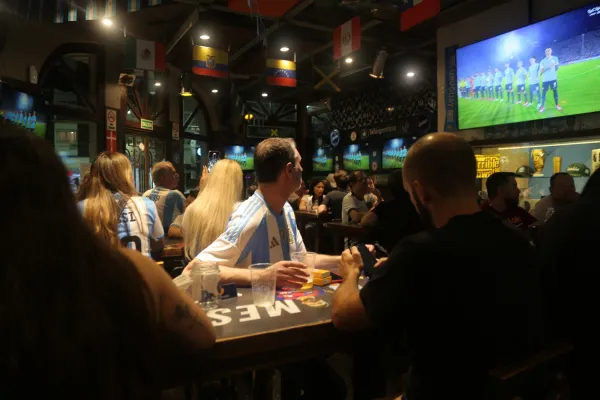 Las calles de Buenos Aires se tiñeron de celeste y blanco para ver a la Selección frente a Uruguay