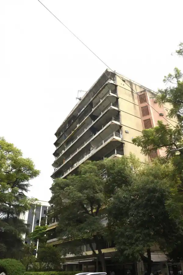 DEPARTAMENTOS PRIVADOS. Los monoblocks frente a la plaza Urquiza.