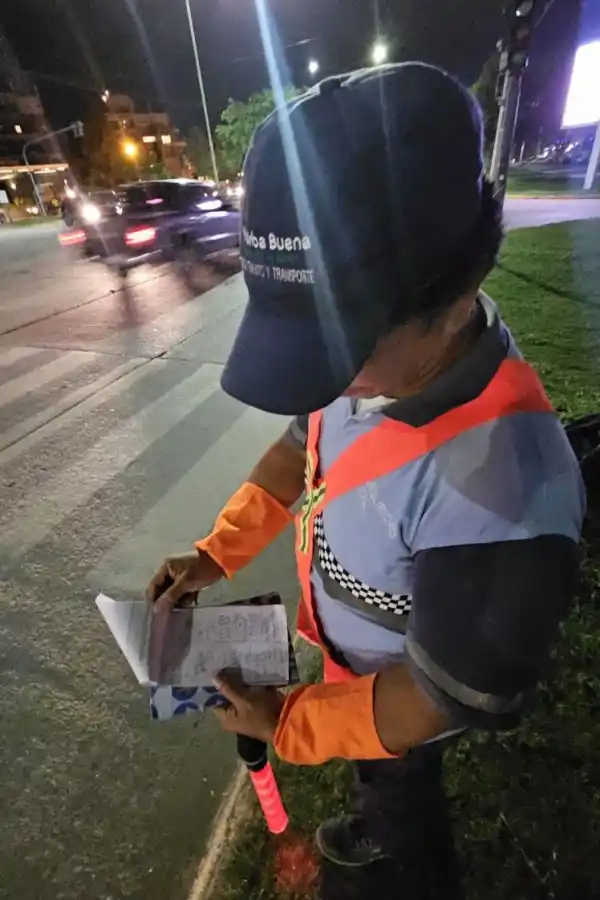 CELULAR AL VOLANTE. El agente muestra las infracciones que anotó.