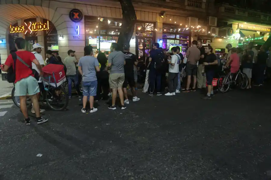 Las calles de Buenos Aires se tiñeron de celeste y blanco para ver a la Selección frente a Uruguay