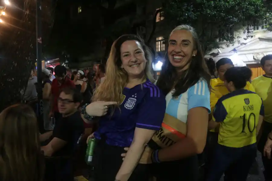 ENAMORADAS. Denisse y Nerina decidieron ver el partido paradas en una vereda.