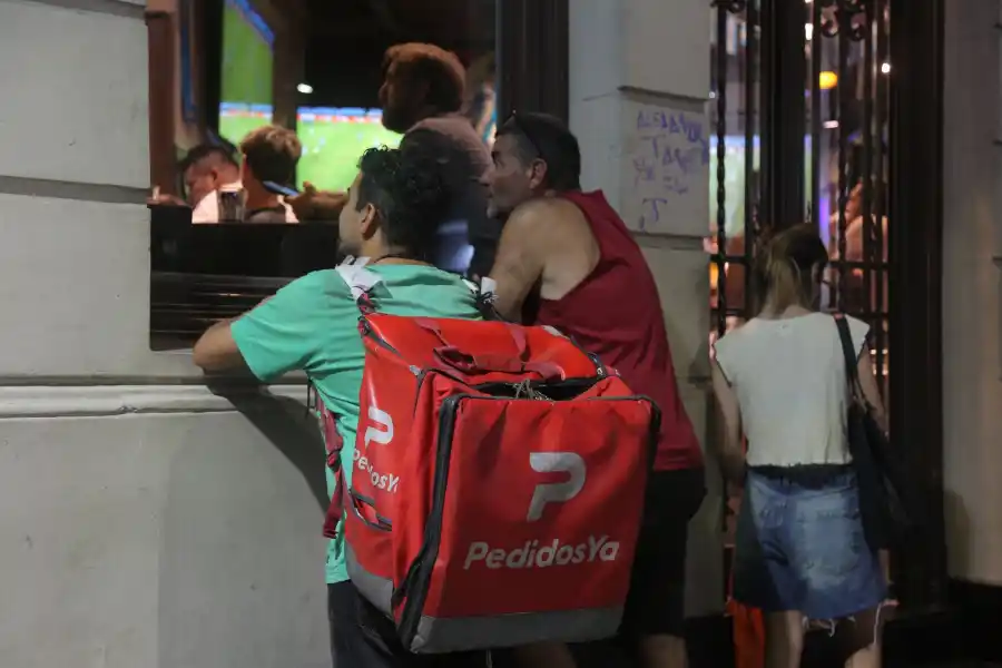 NADIE SE QUIERE PERDER EL PARTIDO. Los cadetes pararon para ver el partido desde las ventanas de un bar de Recoleta.