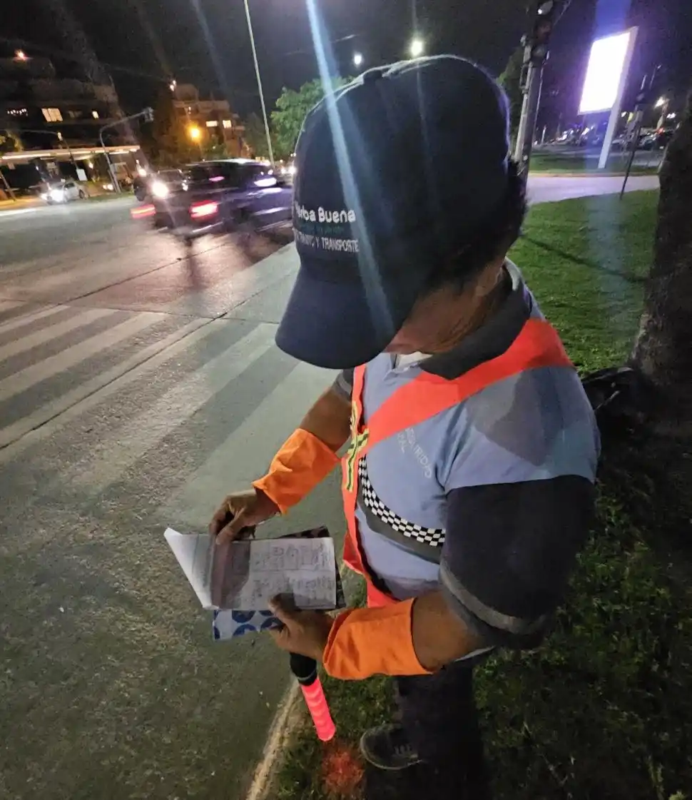 CELULAR AL VOLANTE. El agente muestra las infracciones que anotó.