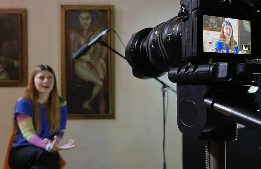 ENTREVISTAS. Luchi Tagliapietra abrió su corazón en una de las entrevistas de la obra. / MUSICA ENTRE EL SMOG