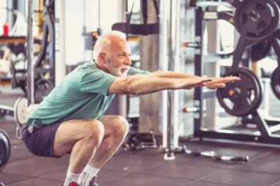 Ganar músculo a los 60 años: los mejores ejercicios sin pesas para lograrlo