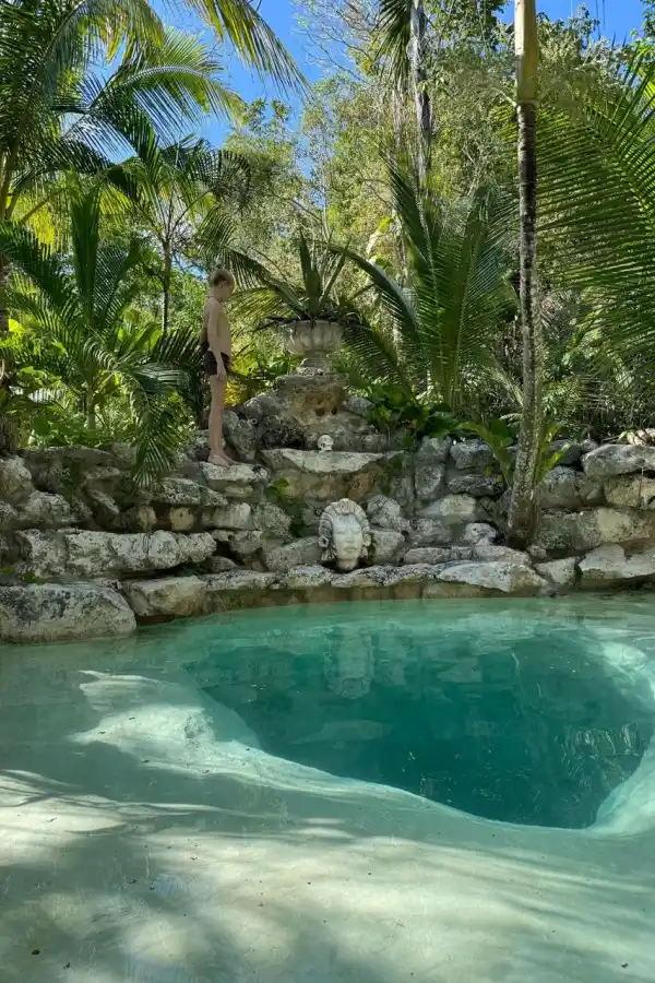 Cenotes: pozos de agua dulce naturales formados por la disolución de roca caliza, muy populares en México.