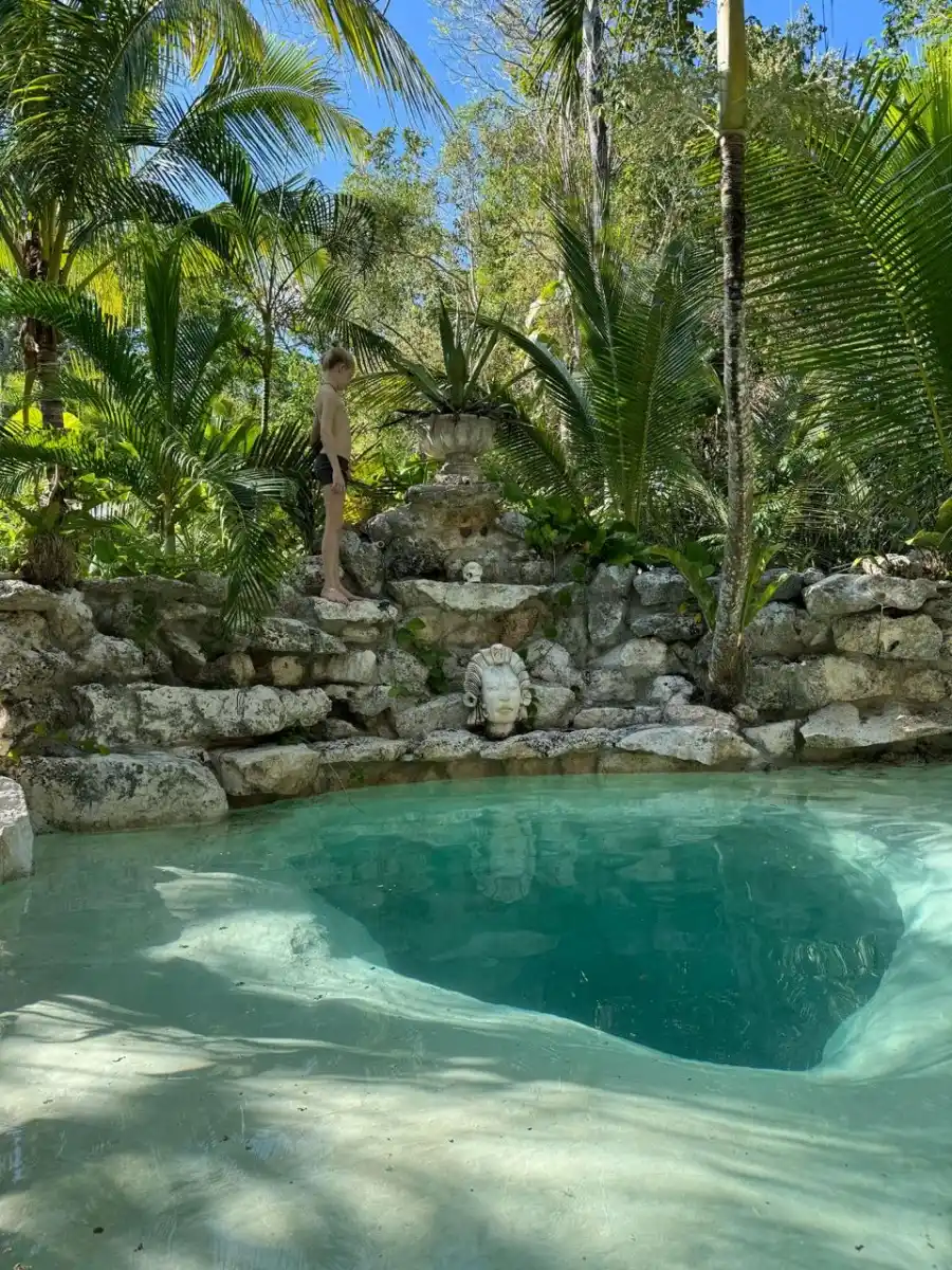 Cenotes: pozos de agua dulce naturales formados por la disolución de roca caliza, muy populares en México.