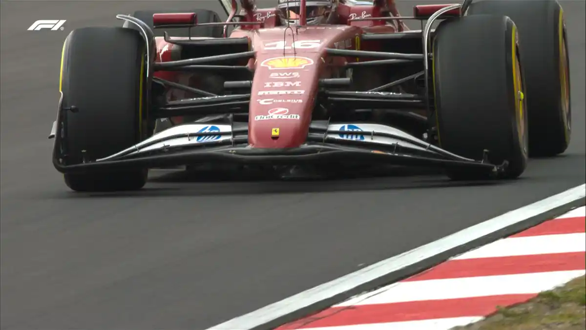 La Ferrari de Hamilton fue chocada por el menos pensado