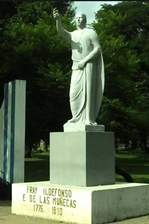 ESTATUA DEL PRÓCER. De cuerpo entero, su figura esta en la avenida de los Próceres Tucumanos del parque 9 de Julio.