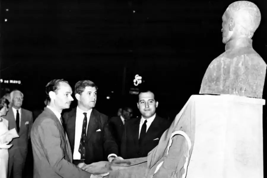 BUSTO DESAPARECIDO. En octubre de 1963, el intendente Juan Padrós y el ministro Roberto Vásquez Mansilla inauguraron su estatua en la plaza Urquiza, la que fue retirada del paseo durante su remodelación.