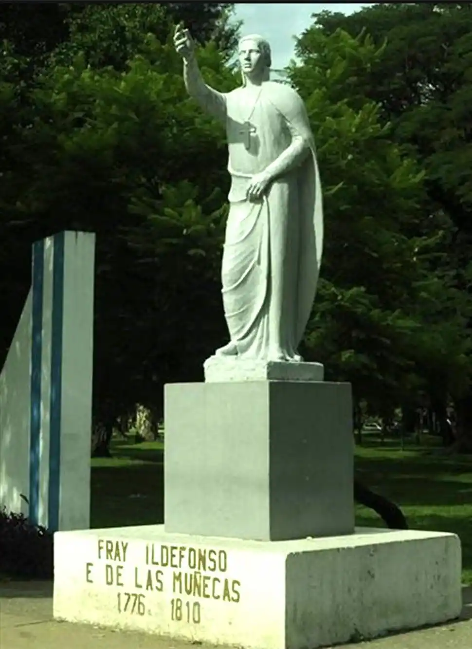 ESTATUA DEL PRÓCER. De cuerpo entero, su figura esta en la avenida de los Próceres Tucumanos del parque 9 de Julio.