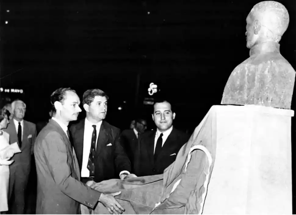 BUSTO DESAPARECIDO. En octubre de 1963, el intendente Juan Padrós y el ministro Roberto Vásquez Mansilla inauguraron su estatua en la plaza Urquiza, la que fue retirada del paseo durante su remodelación.