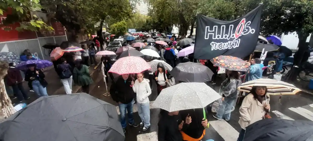 Bajo la lluvia, marcharon en Tucumán por el Día de la Memoria