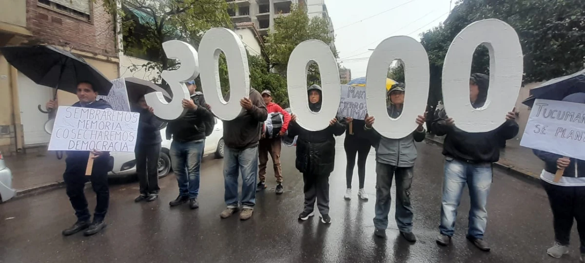Bajo la lluvia, marcharon en Tucumán por el Día de la Memoria