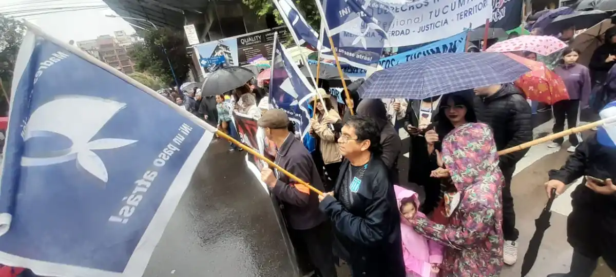 Bajo la lluvia, marcharon en Tucumán por el Día de la Memoria