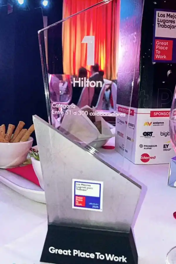 PREMIO. Hilton Uruguay fue reconocida por cuarto año consecutivo como la mejor empresa para trabajar del país. / SOFÍA SUNBLAD LINKEDIN
