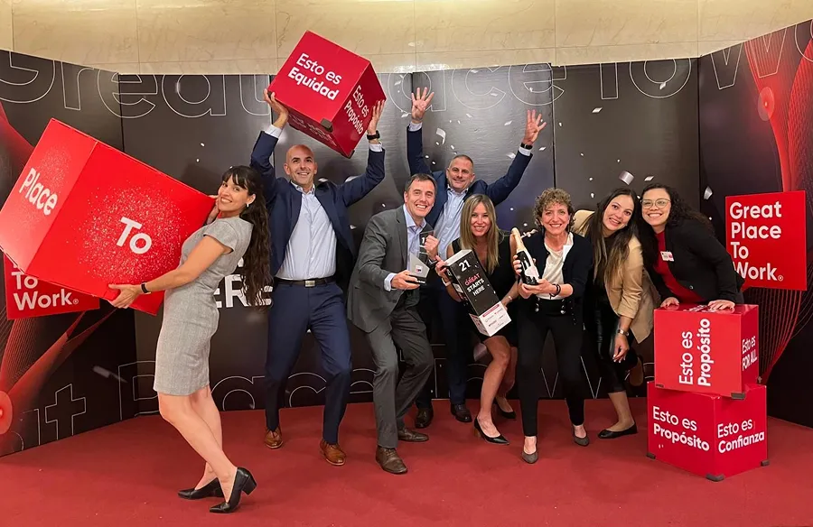 EN LA CEREMONIA. Sofia Sunblad junto a su equipo en la premiación de Great Place to Work Uruguay. / SOFÍA SUNBLAD LINKEDIN