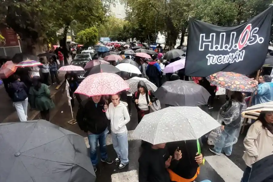 Bajo la lluvia, marcharon en Tucumán por el Día de la Memoria