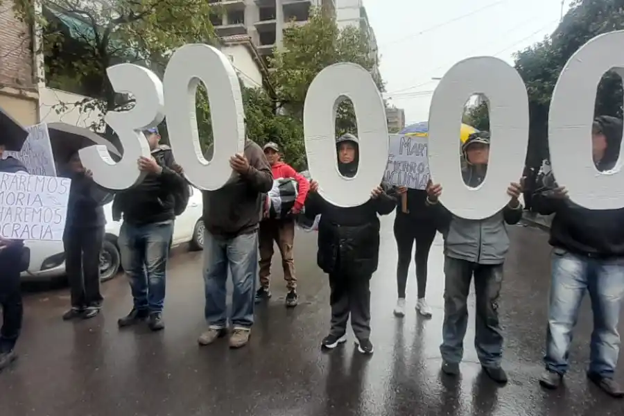 Bajo la lluvia, marcharon en Tucumán por el Día de la Memoria